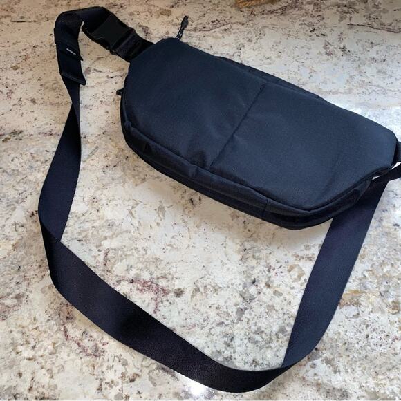 Orbitkey $89 Urban Sling Black Unisex Crossbody Travel Bag (4L) EUC - Picture 3 of 16